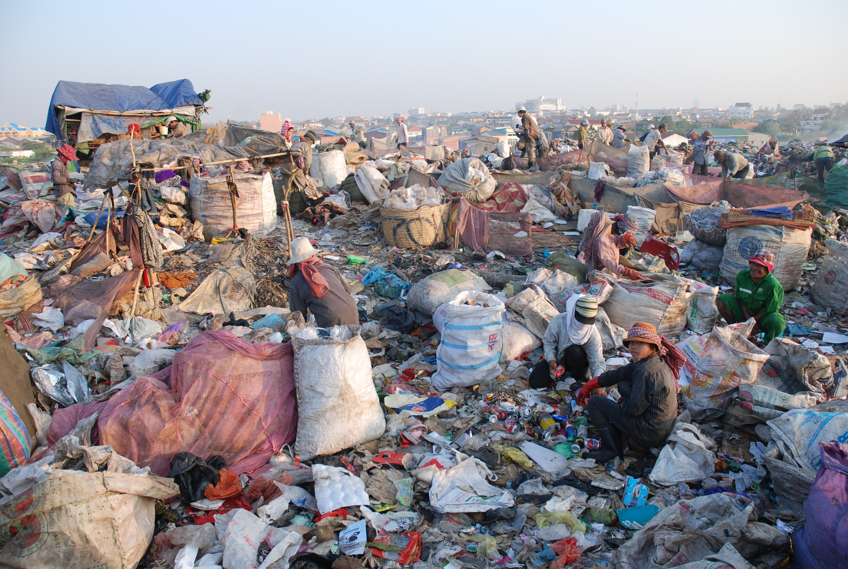 Miles de camboyanos malviven en vertederos buscando basura para