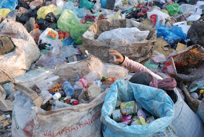 Miles de camboyanos malviven en vertederos buscando basura para